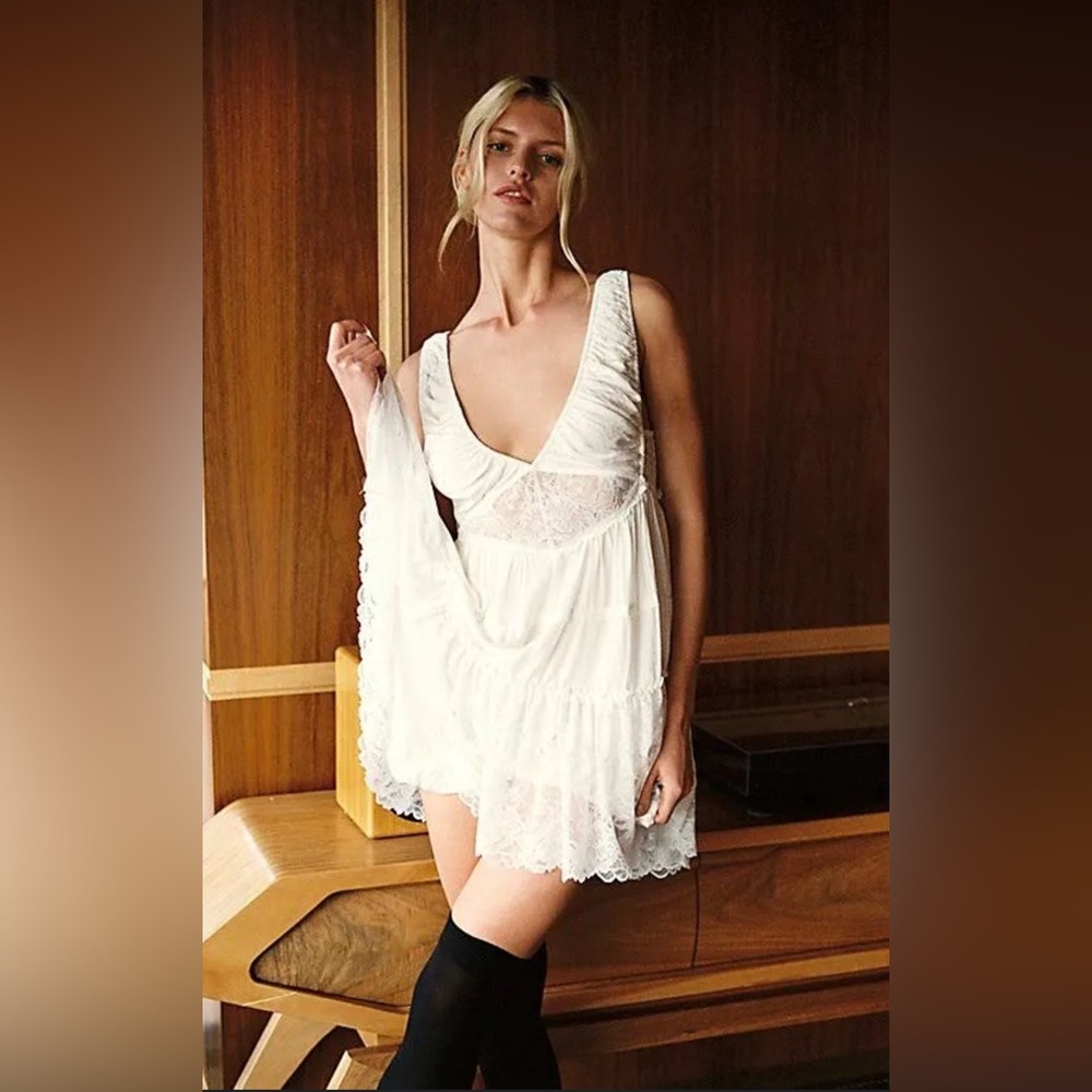 Sz M FREE PEOPLE White Lace Romper dress